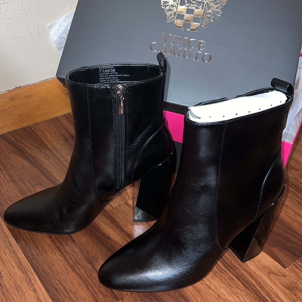 Nwt VINCE CAMUTOENVERNA BOOTIE